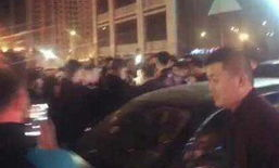 快手网红家悦酒吧接吻,引发网友热议！