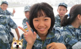 军训唱歌小姐姐颜值高,军训唱歌小姐姐惊艳全场