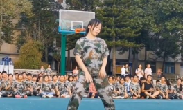 军训舞蹈三个小姐姐动作,三位小姐姐的灵动演绎