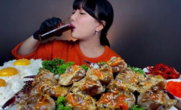 中国小姐姐吃腌蟹视频,传统美食新体验